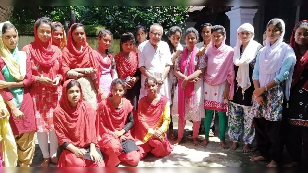 About 80% of all his students are girls from lower-middle-class families | Image courtesy: The Better India