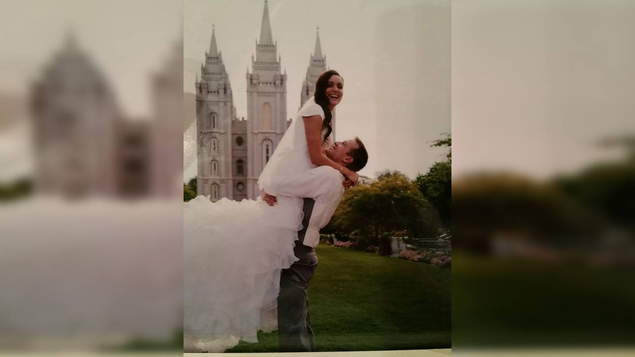 Bride-and-groom optical illusion | Image courtesy: Cam Hanson/Imgur