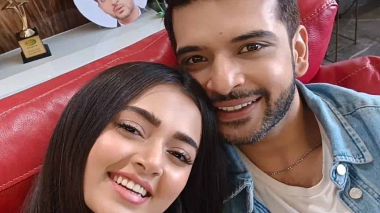 Karan Kundrra blows kisses at Tejasswi Prakash, her cute eye roll reaction  is every girlfriend ever - WATCH | Entertainment News, Times Now