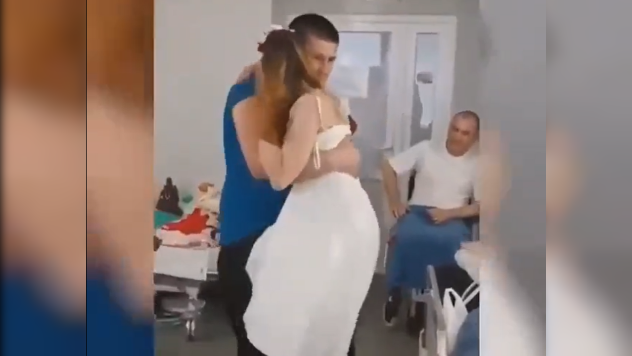 Nurse who lost both her legs has her first dance