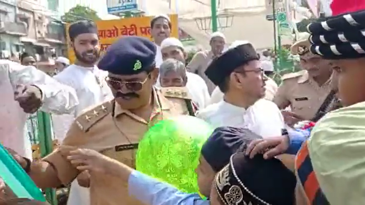 Kanpur cop buys all balloons from street vendor who wanted to go home early to celebrate Eid