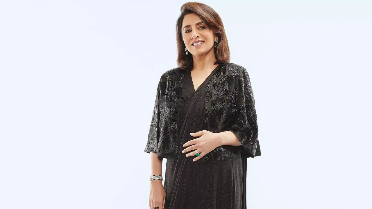 Still haven't picked up a gift for your mom? Raid into Neetu Kapoor's wardrobe to take cues