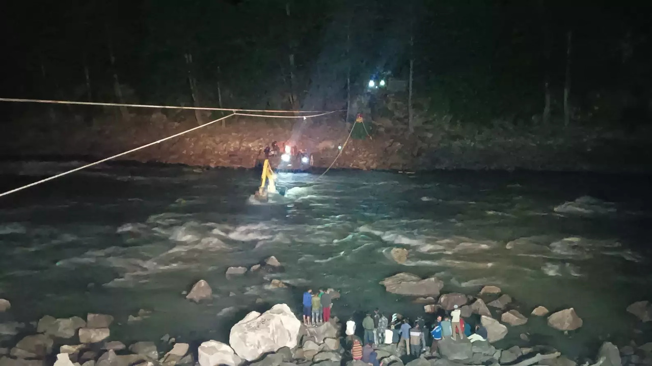 Indian Army carried out a daring rescue of two youths who got stuck in river Chenab