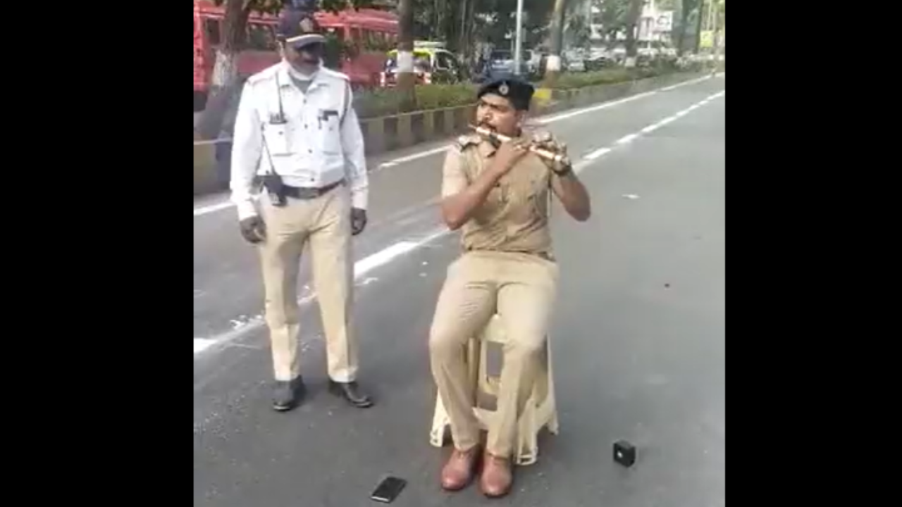 Mumbai cop plays Sandese Aate Hai tune on flute