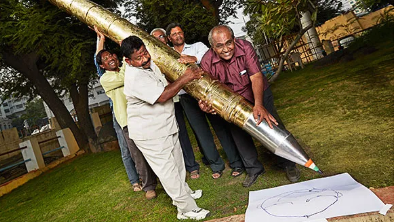 Hyderabad man doodles using world's largest ball pen weighing 37.2 kg