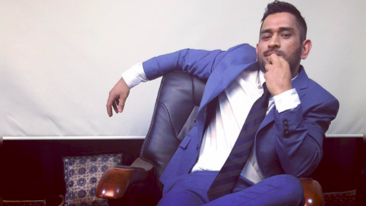 MS Dhoni recreating Rajinikanth's pose