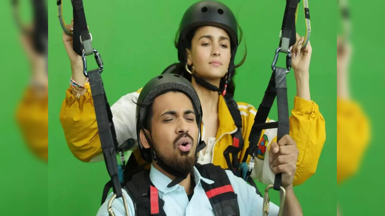 Alia Bhatt, 'paragliding guy' Vipin Sahu recreate viral video; actress's  reaction to 'Please land kara de bhai' is too funny to miss