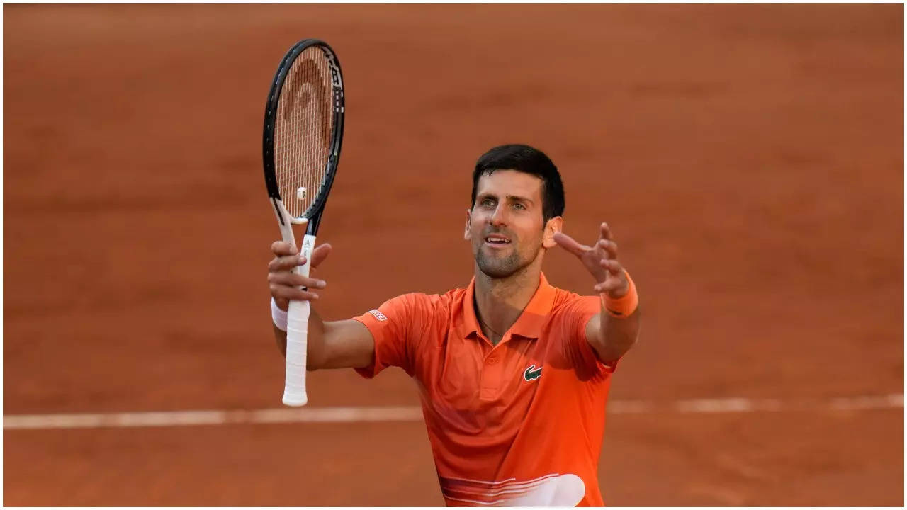 Djokovic, Swiatek into Italian Open last 16