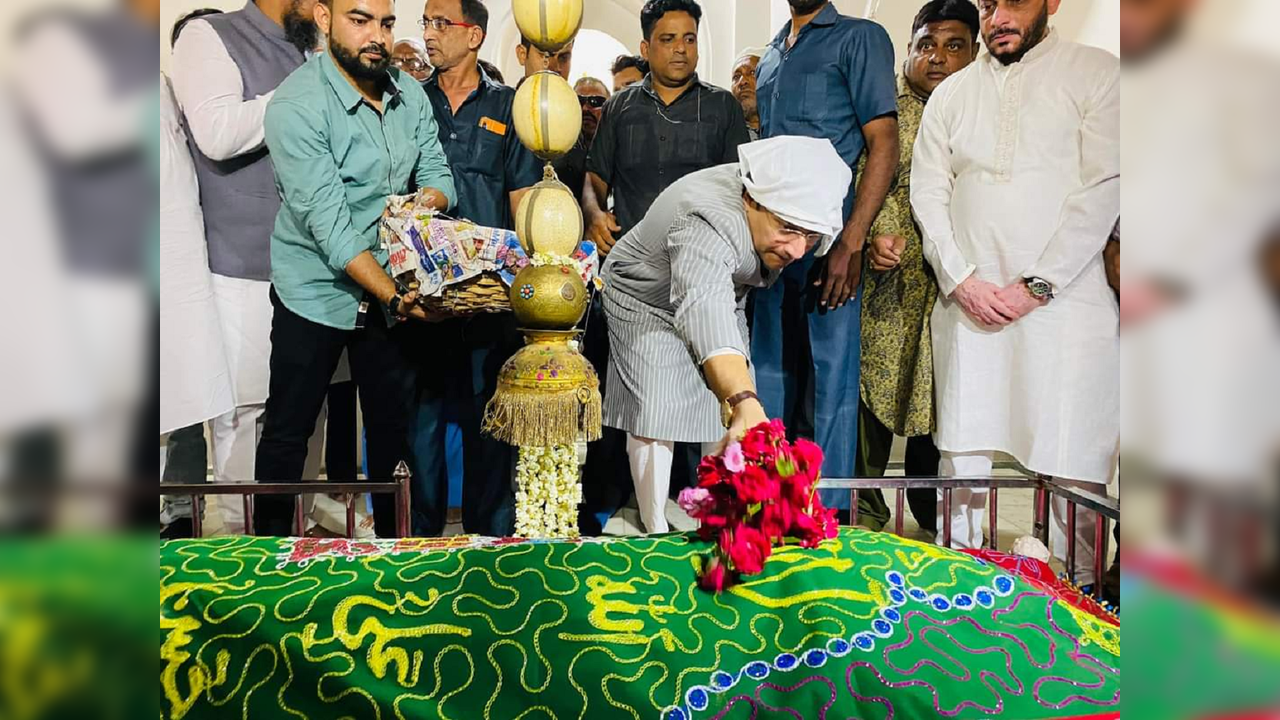 Akbaruddin Owaisi at Aurangzeb tomb