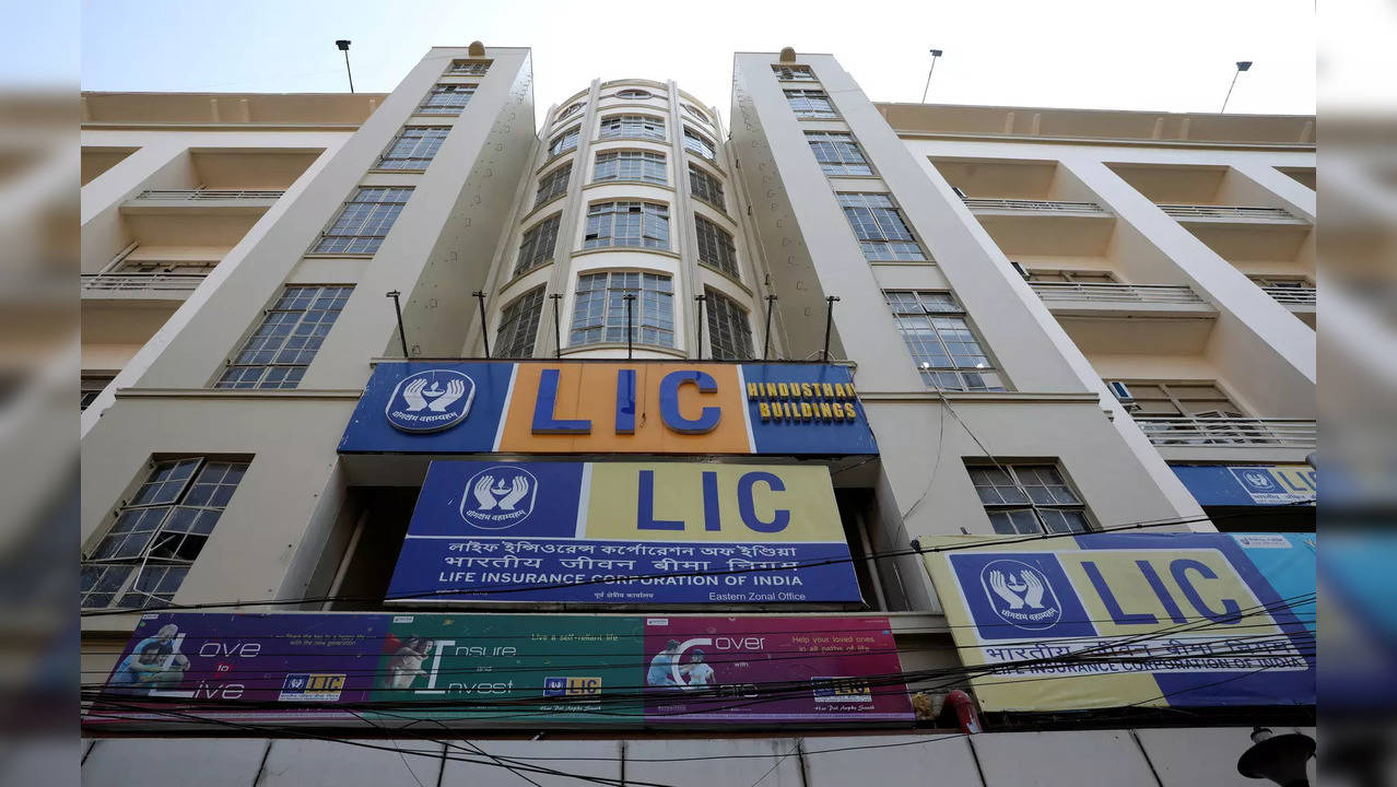 LIC sets IPO issue price at Rs 949/share; govt raised Rs 20,560 crore. Shares to list on May 17