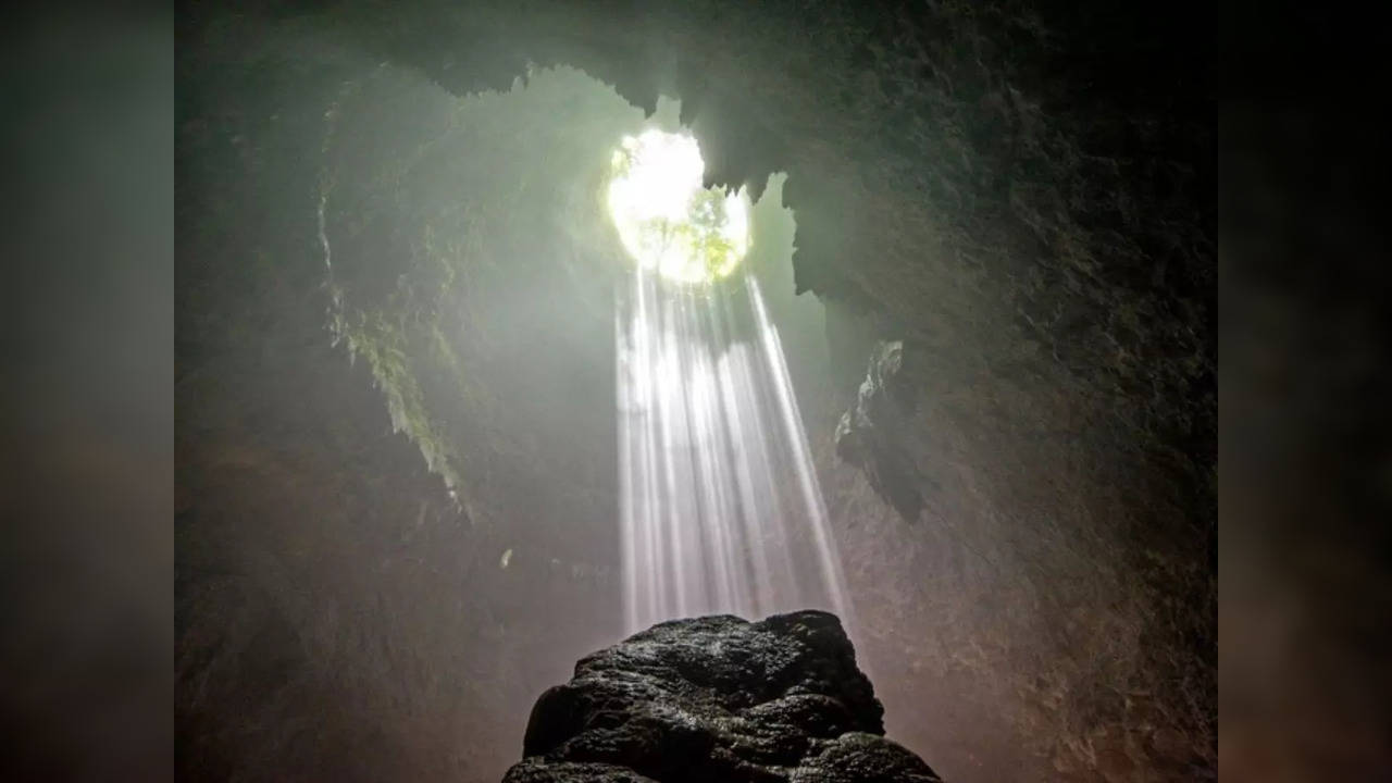 Giant 630-feet Sinkhole Hiding Ancient Forest Discovered In China, Most ...