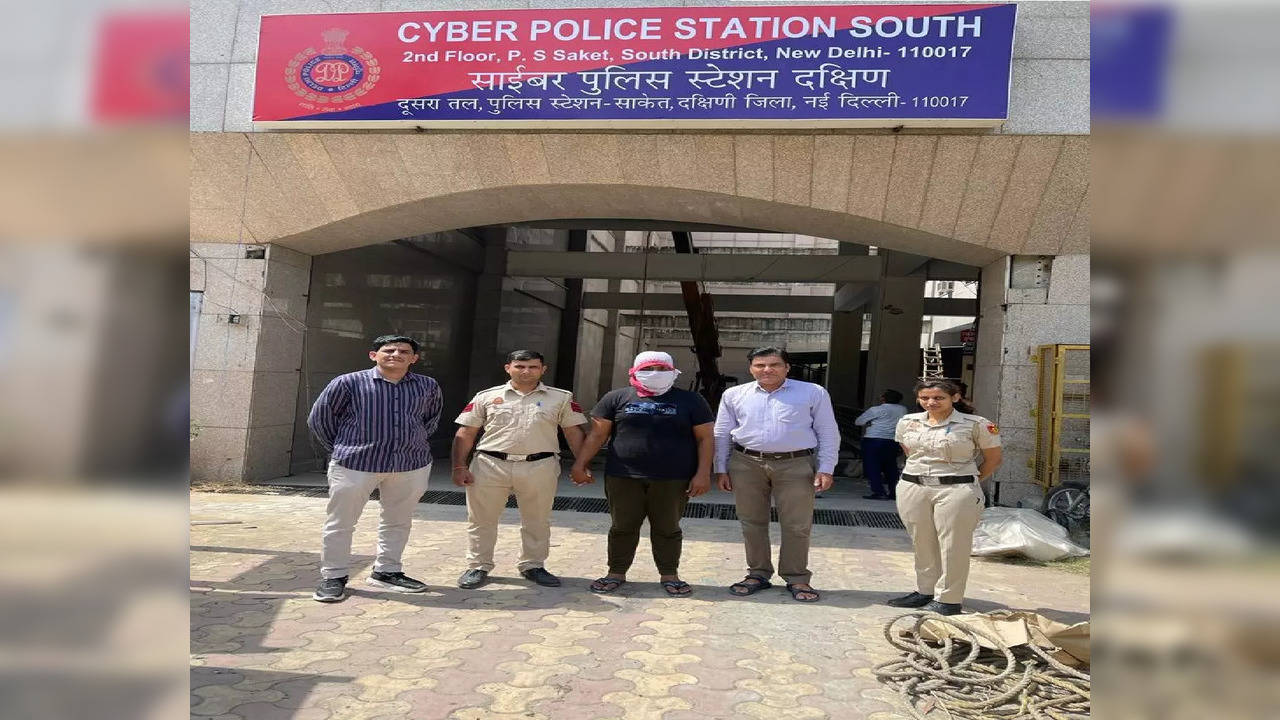 Delhi cyber crime personnel with the accused