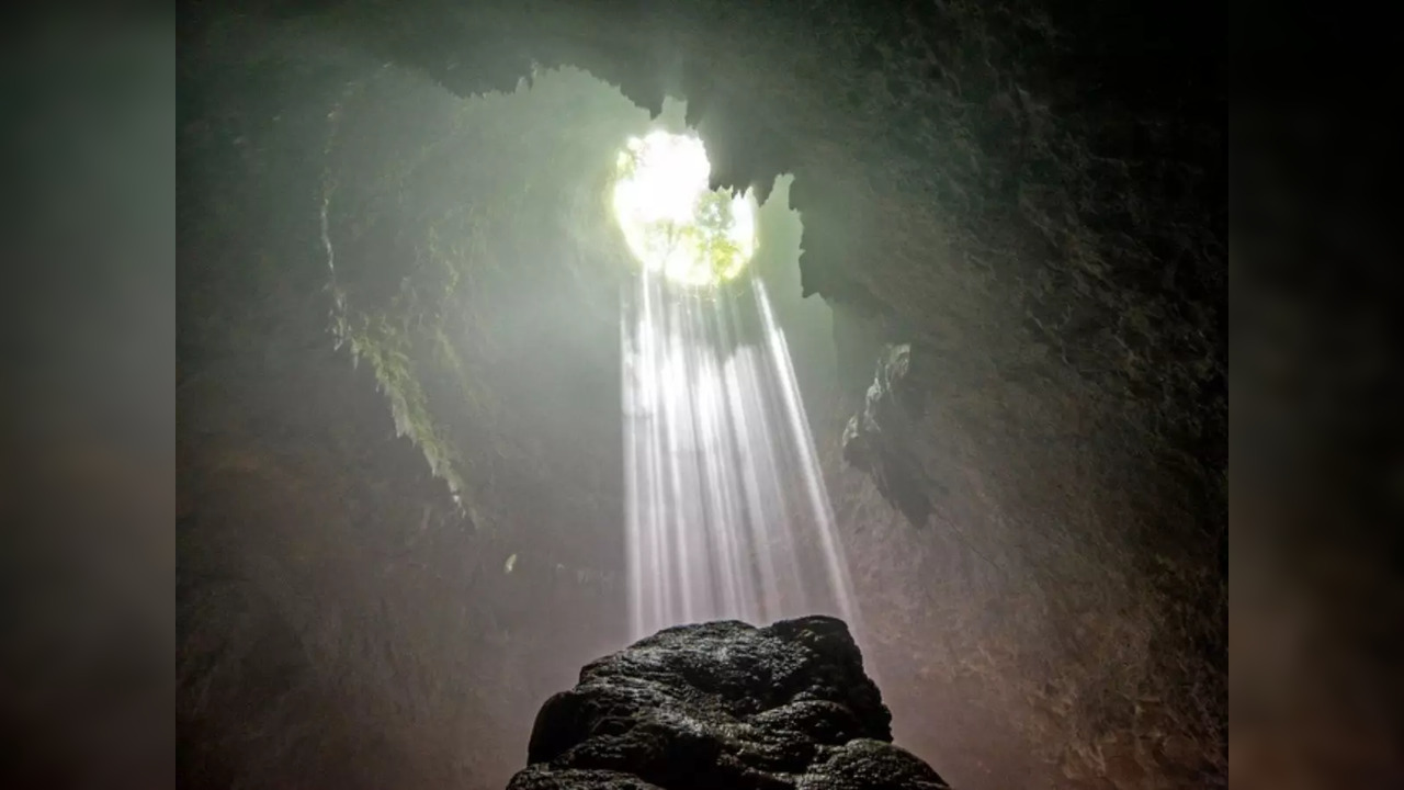 The 630-feet-deep sinkhole discovered in southern China is home to ancient trees | Representative image courtesy of iStock