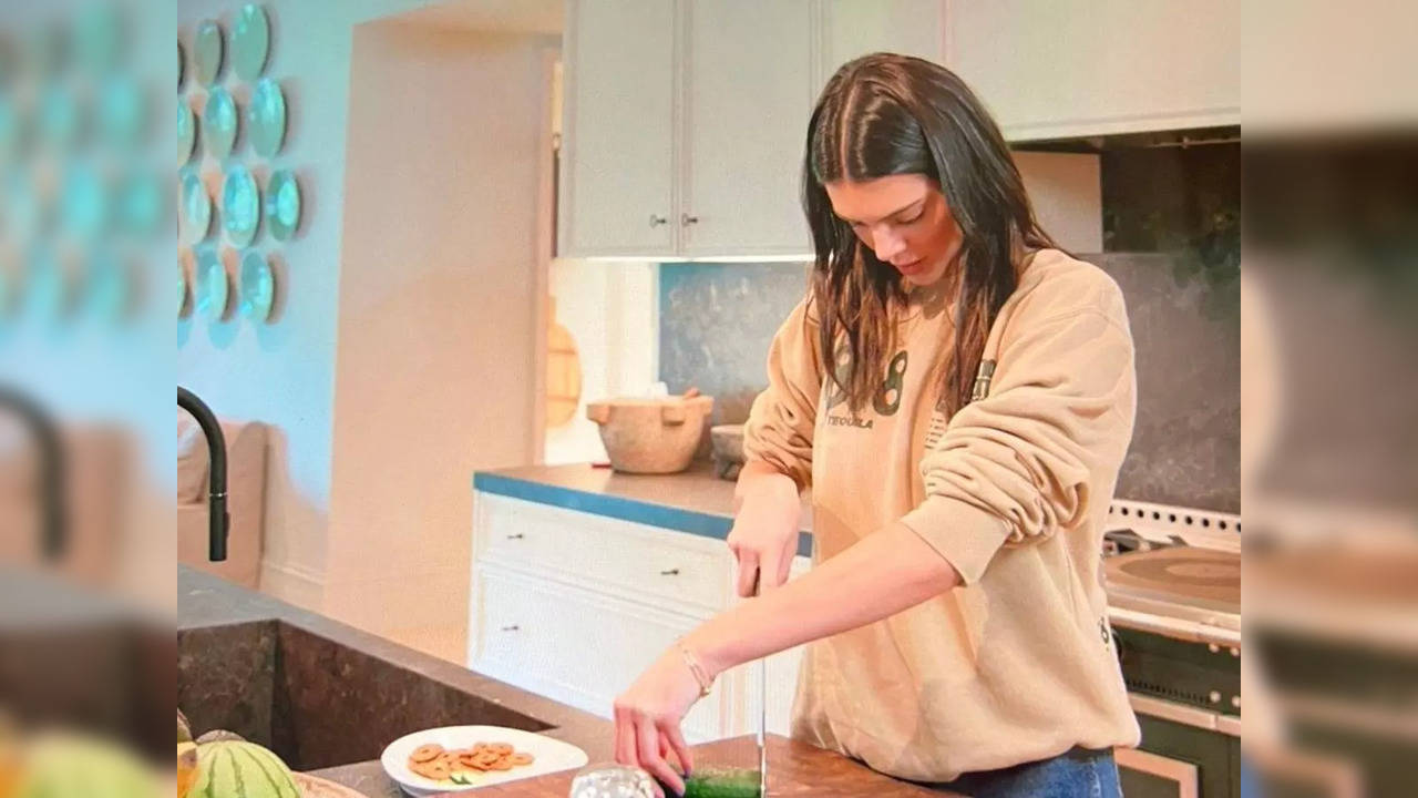 Kendall Jenner uses bizarre technique to cut a cucumber | Image courtesy: Twitter/@sophiescribbles