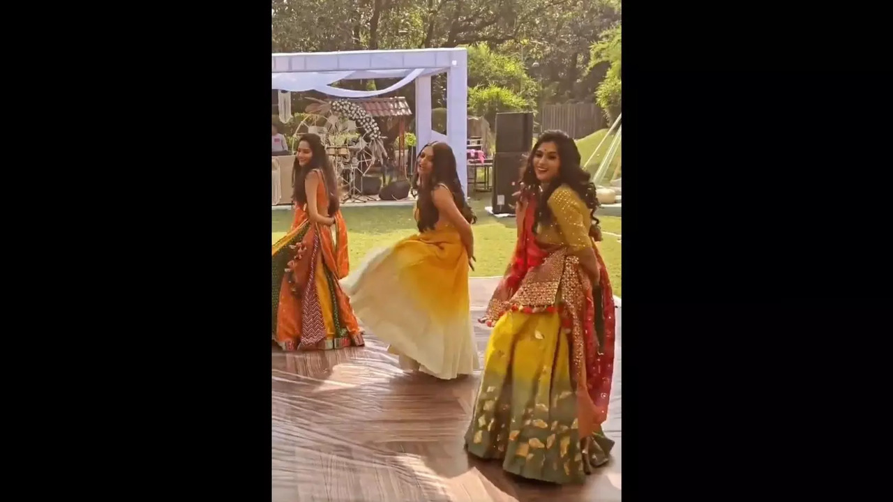 Bridesmaids dance to 'Kajra Mohabbat Wala' at a Sangeet ceremony | Image courtesy: Instagram/@indianfamousdancers