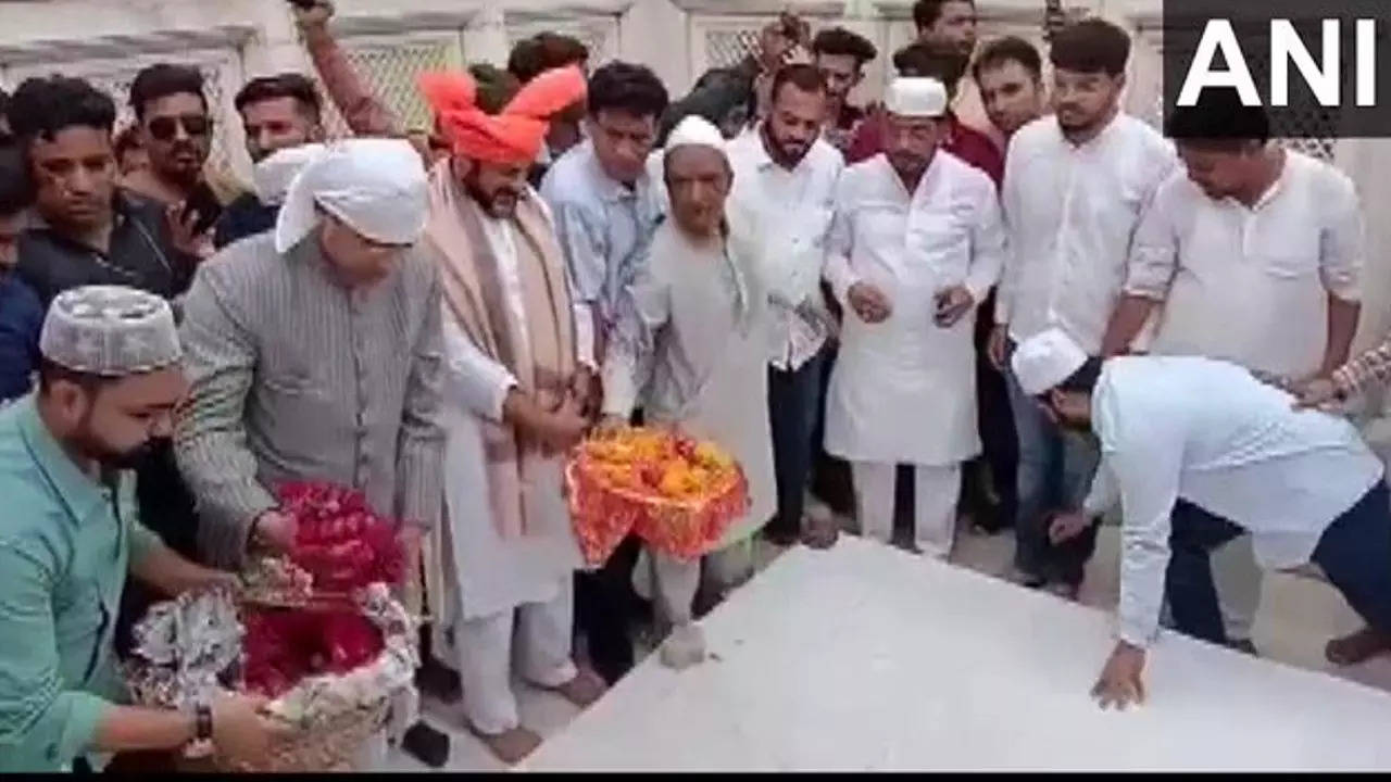 Akbaruddin Owaisi at Aurangzeb's tomb