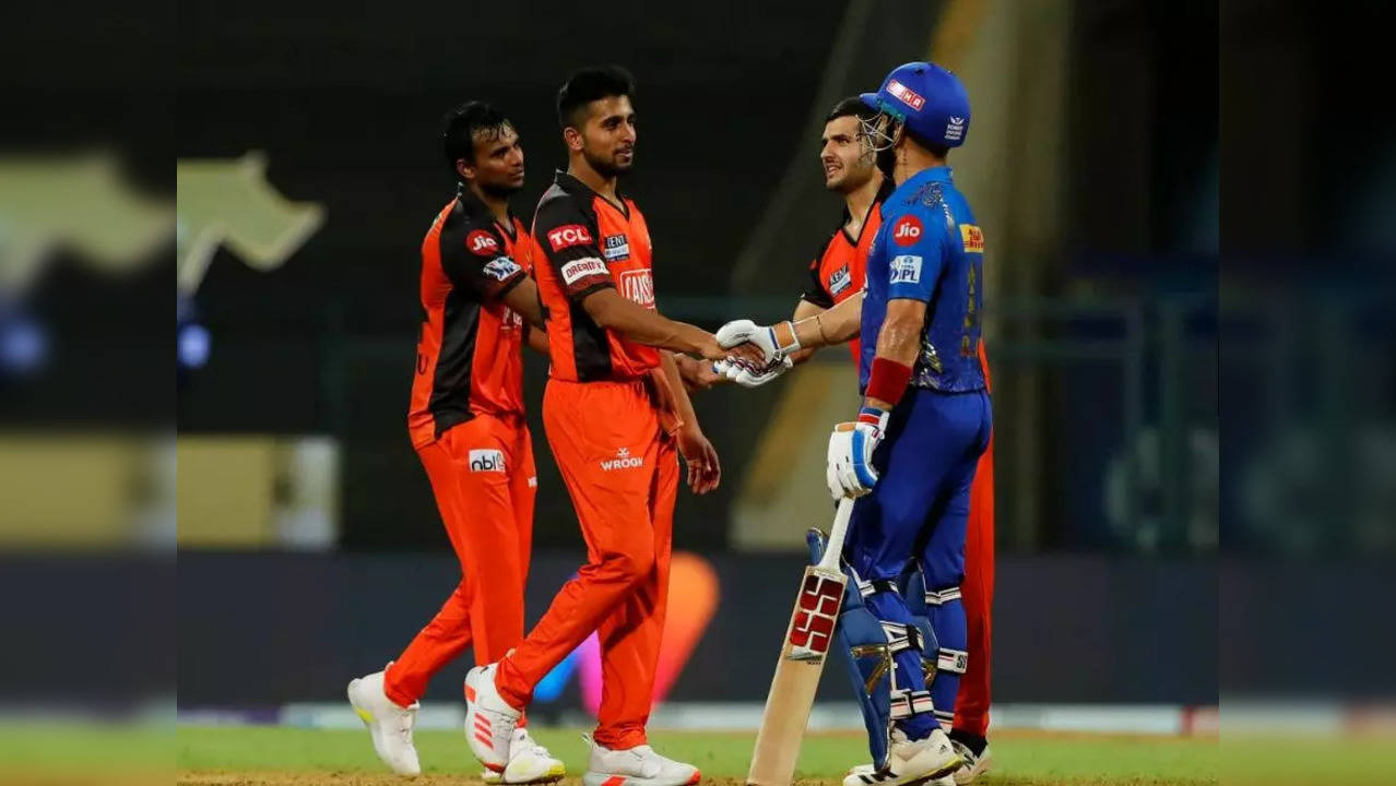 Williamson's SRH ended their five-match losing streak by defeating Mumbai Indians by 3 runs