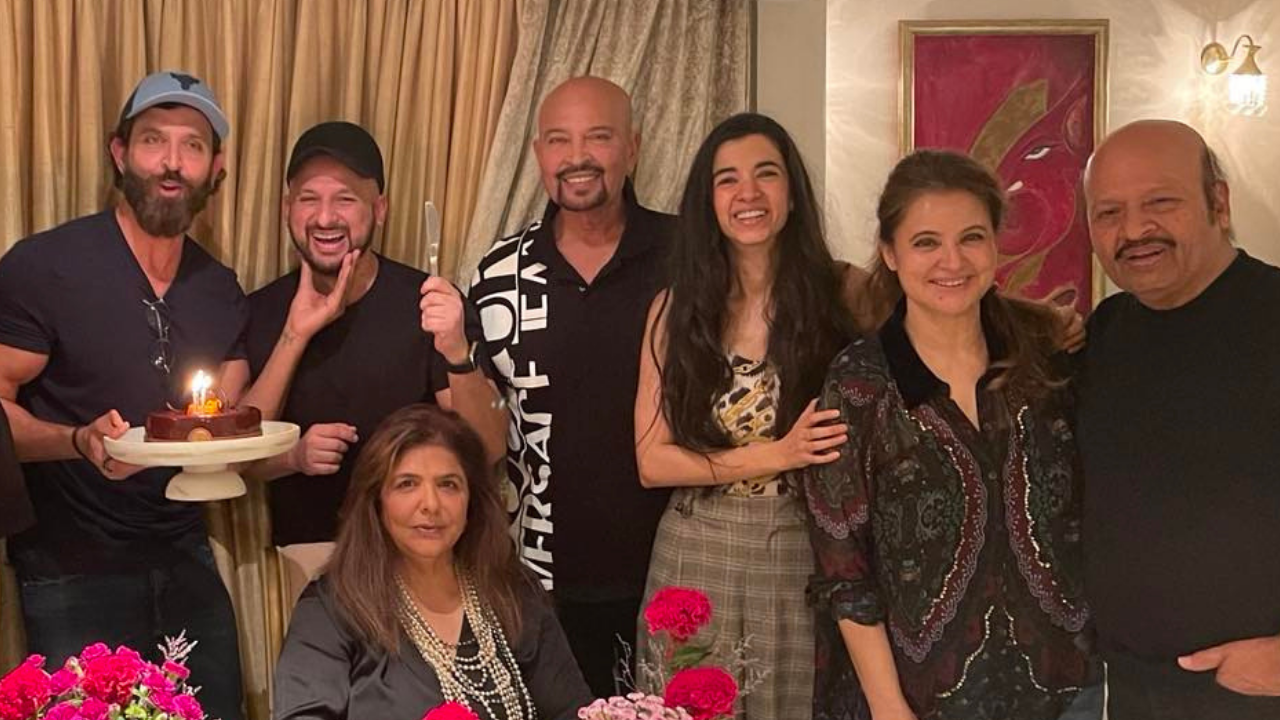 Hrithik's rumoured GF Saba Azad poses with Rakesh Roshan, joins the