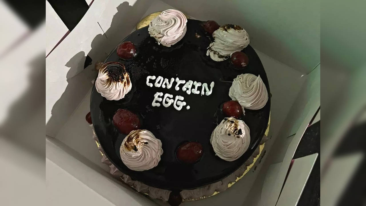 Chocolate cake delivered by a Nagpur bakery with the message, 'CONTAIN EGG' | Image courtesy: Twitter/@kapildwasnik