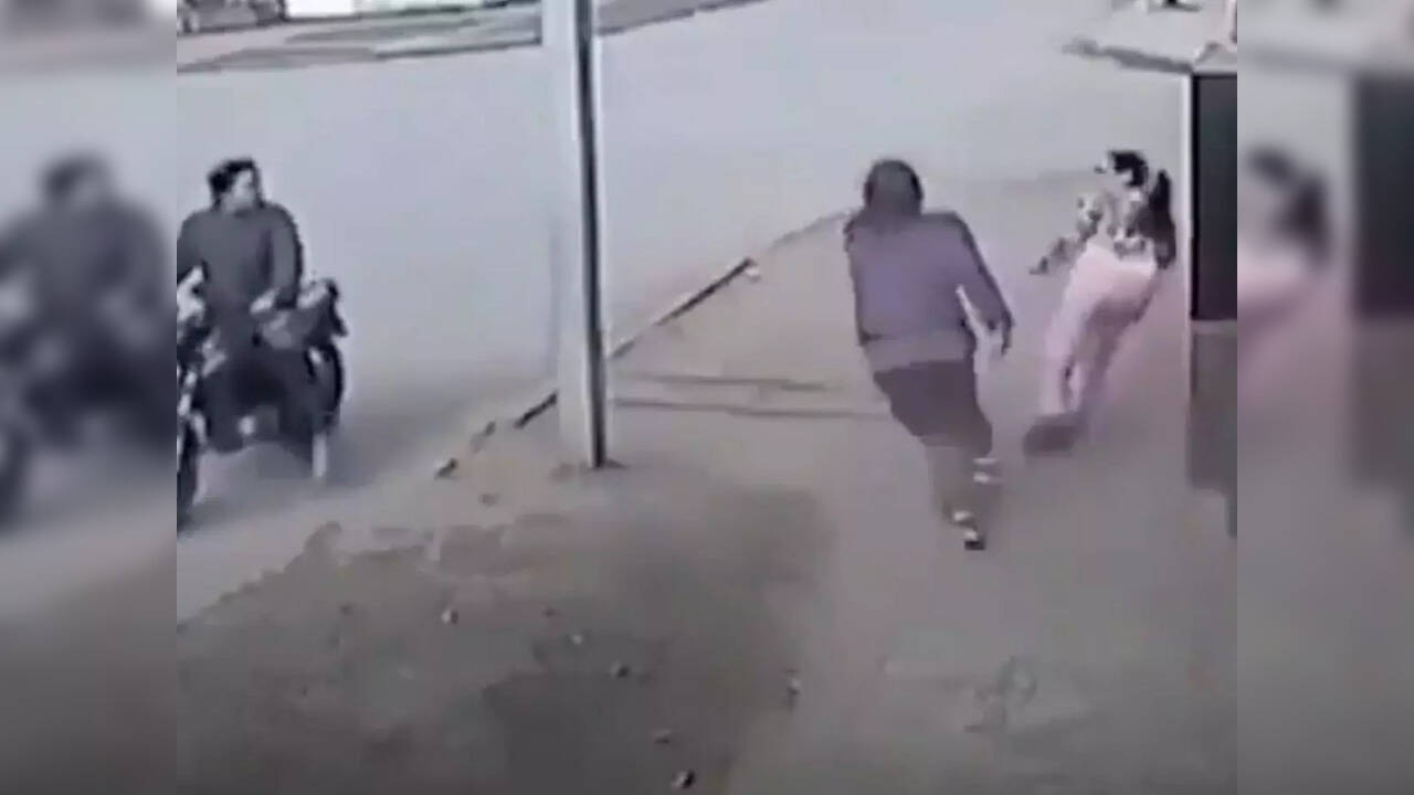 Viral Video: Woman About To Be Robbed Does This Trick And Makes Thieves 