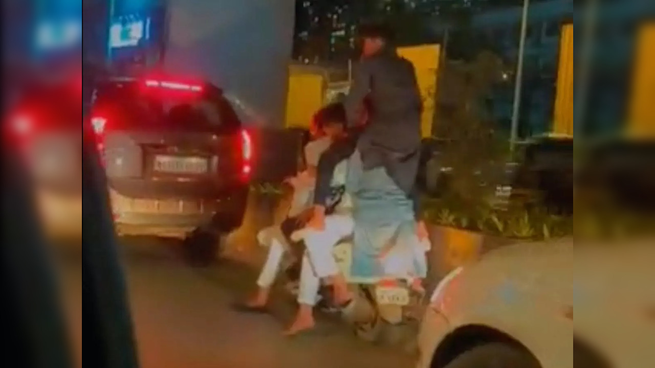 Six people riding one scooter spotted in Andheri West, Mumbai | Image courtesy: Twitter/@HoraRamandeep