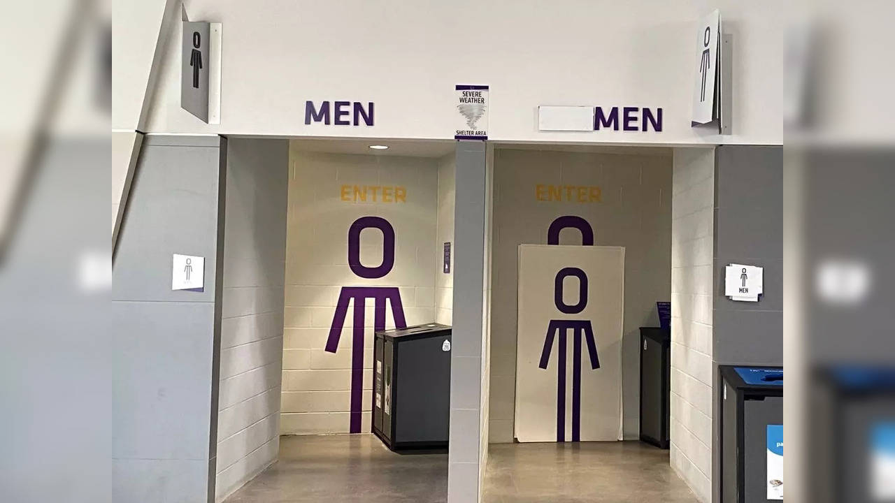 Two men's washrooms at a crpyto/NFT conference | Image courtesy: Twitter/@MiaRSato