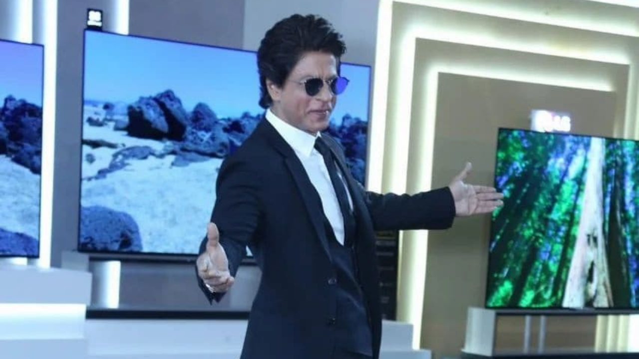 Happy Birthday Shah Rukh Khan: किसने दिया था शाहरुख को सिग्नेचर पोज का  आइडिया? बना किंग खान की पहचान - Shah Rukh Khan Birthday did you know SRK  signature step given by