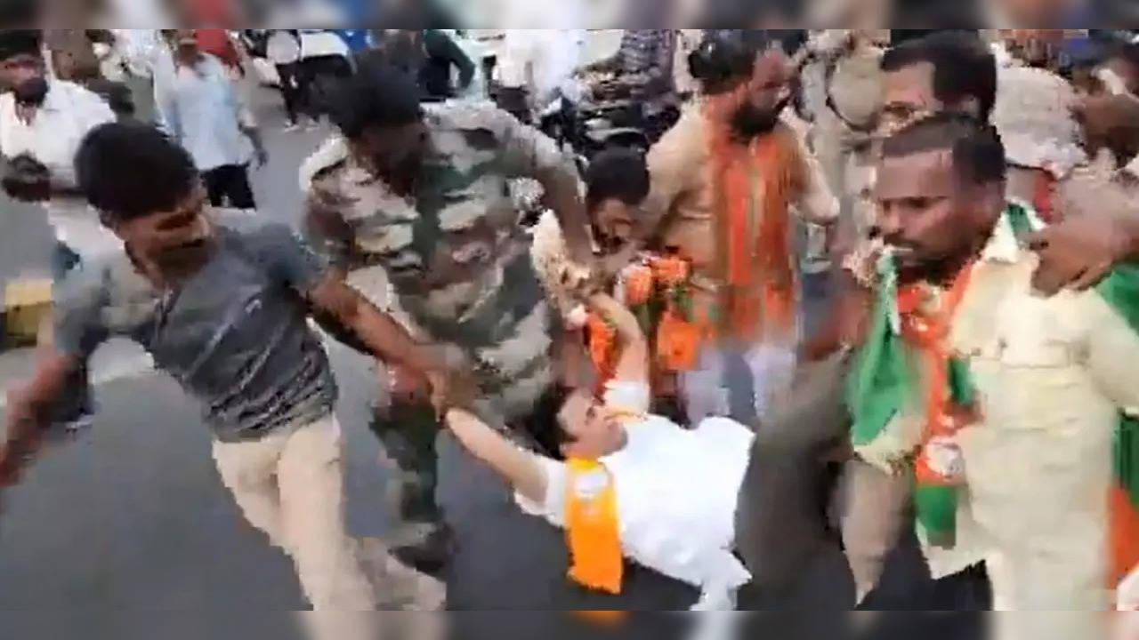 ​BJP leaders were taken into police custody while demanding renaming of Jinnah Tower in Guntur ​