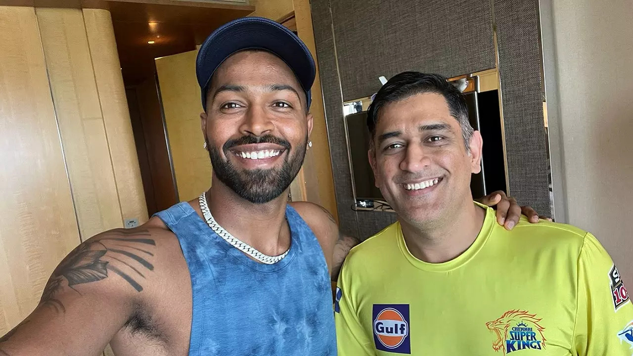 Hardik Pandya with MS Dhoni