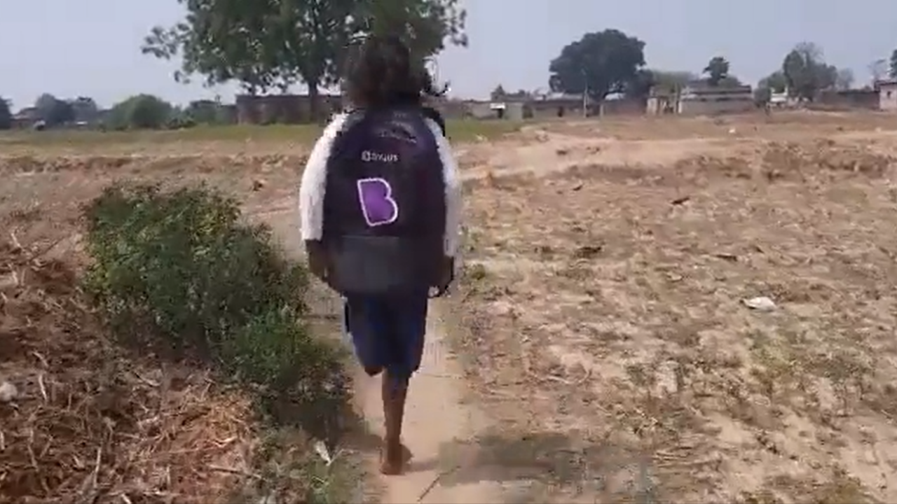 Bihar girl walks 1 km on 1 leg to reach school