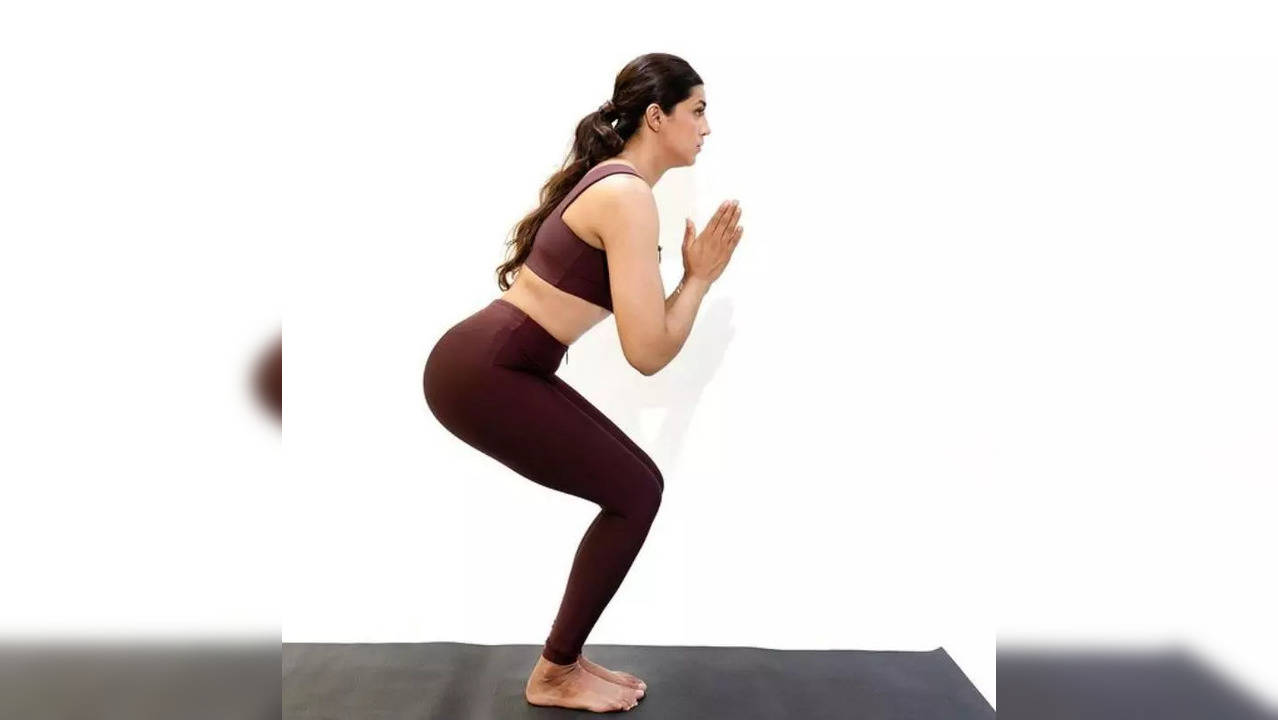 Anshuka Parwani, who also caters to actresses like Kareena Kapoor Khan, Ananya Panday and Rakul Preet Singh, continues to guide fans regularly on how yoga must be a part of daily routine by demonstrating various poses and sharing their health benefits through Instagram videos. (Photo credit: Anshuka Parwani/Instagram)