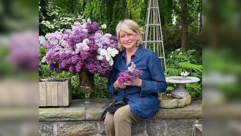 Martha Stewart follows a healthy diet to dodge diseases – she starts her day with a homemade green juice made from celery, cucumbers, ginger, orange and parsley. (Photo credit: Martha Stewart/Instagram)