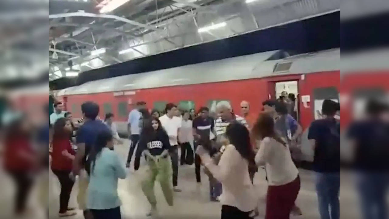 Passengers perform garba at Ratlam station as train arrives 20 minutes early | Image courtesy: Koo