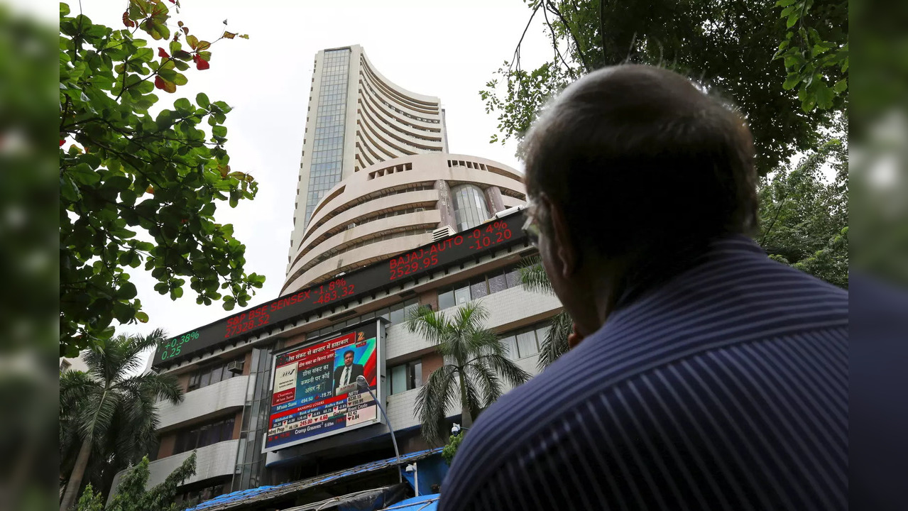 Sensex, Nifty rally 1% on F&O expiry day; HDFC twins, IT stocks aid pull back