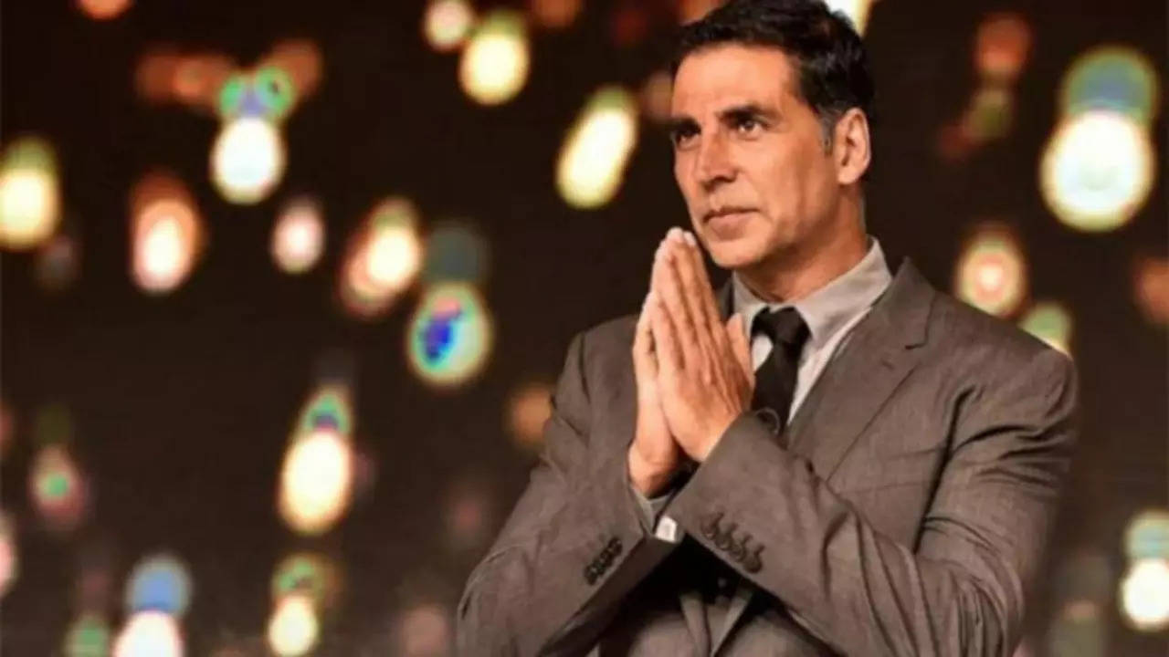 Akshay Kumar pays respect to father of martyred cop