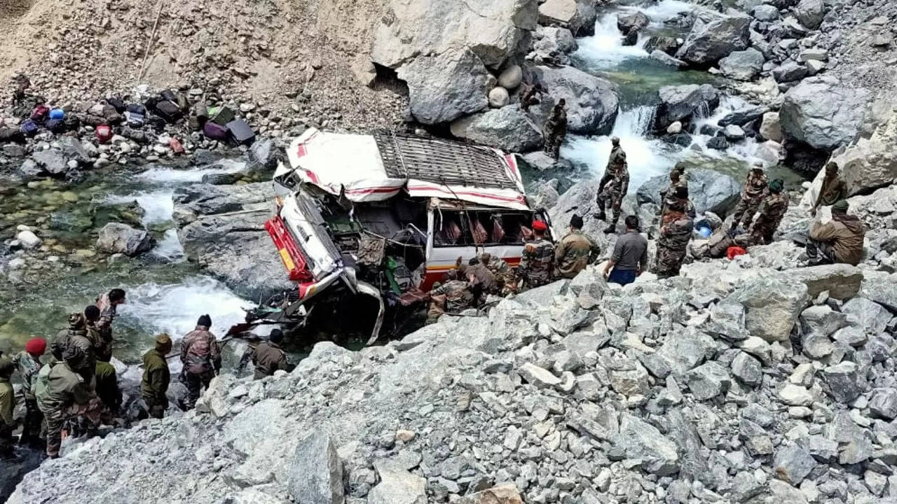 Bus carrying 26 Indian Army soldiers falls into river in Ladakh, southwest of Siachen; at least 7 killed
