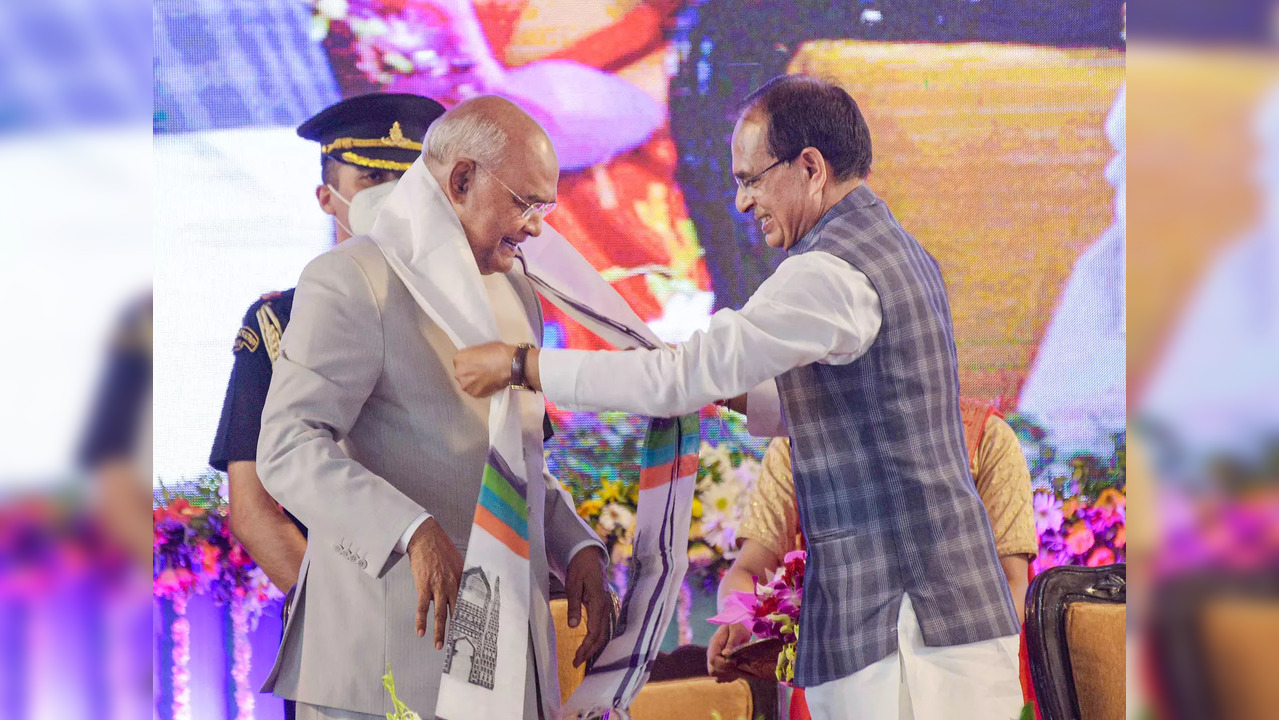 President Ram Nath Kovind being felicitated by Madhya Pradesh CM