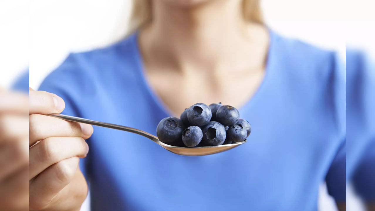 Blueberries are rich in micronutrients and anthocyanins that not only give it a distinct colour but also prevent infections and radiation exposure.