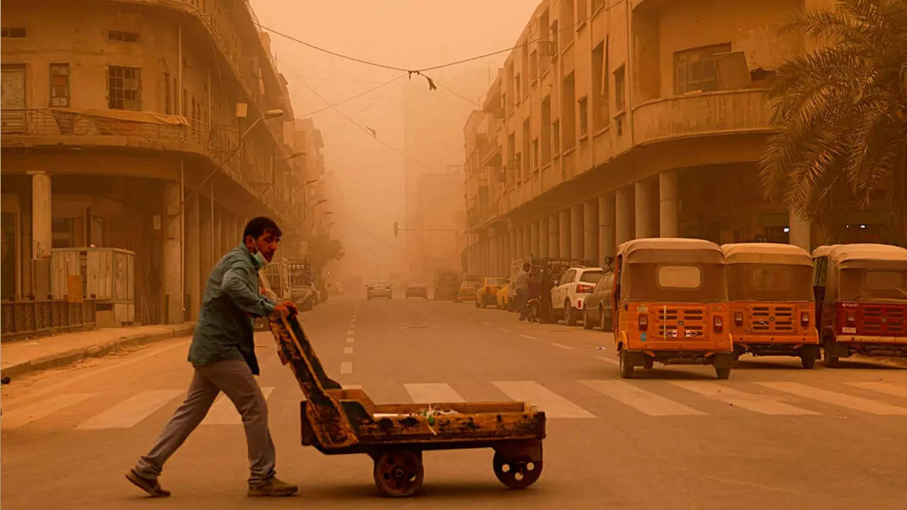 Middle East sandstorm_AP