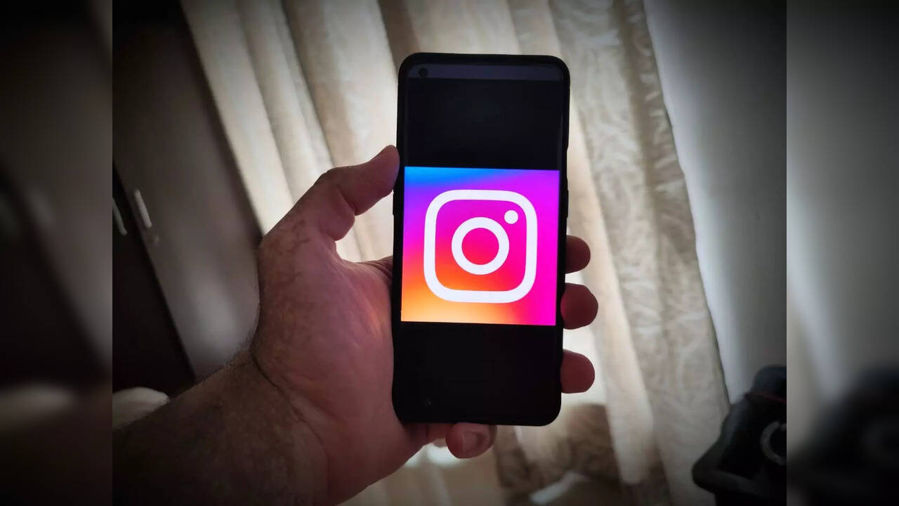 Here is how you can use 'Hulk Morph' face filter to create Instagram