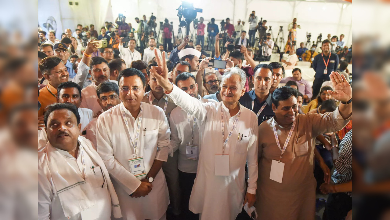 Udaipur: Rajasthan Chief Minister and Congress leader Ashok Gehlot flashes the v...