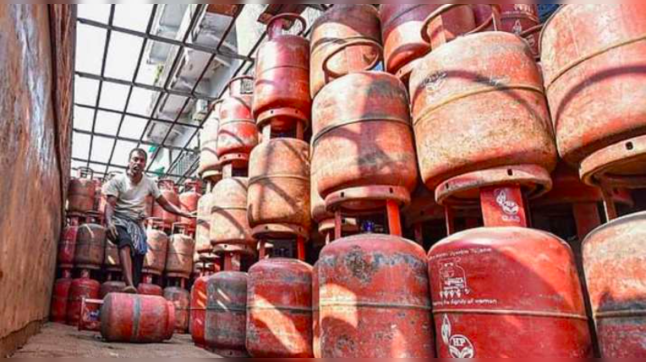 Govt ends subsidy on LPG for non Ujjwala users