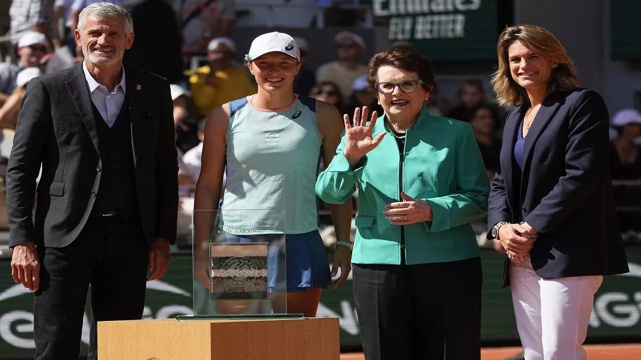 Tennis legend Billie Jean King of the U.S., second right, poses with Poland's Iga Swiatek ap