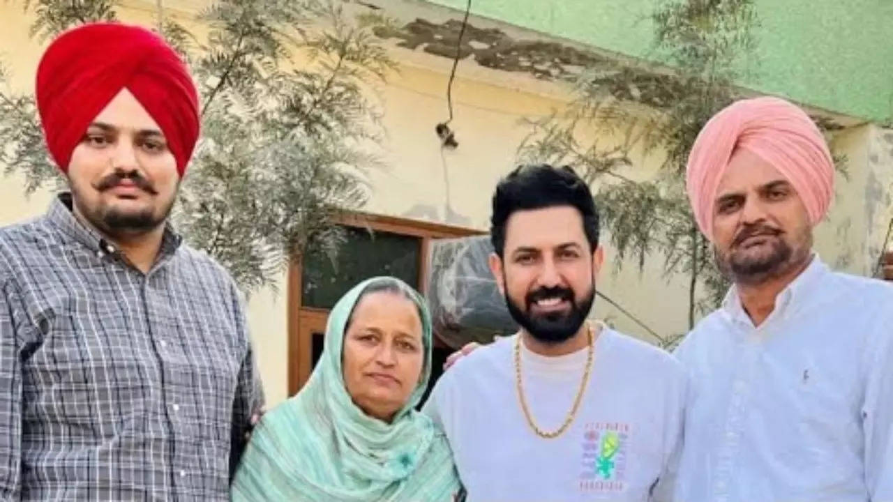 Gippy Garewal with Sidhu Moose Wala and his parents