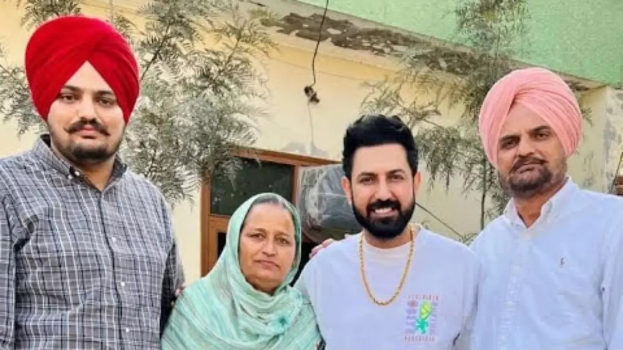 Gippy Garewal with Sidhu Moose Wala and his parents