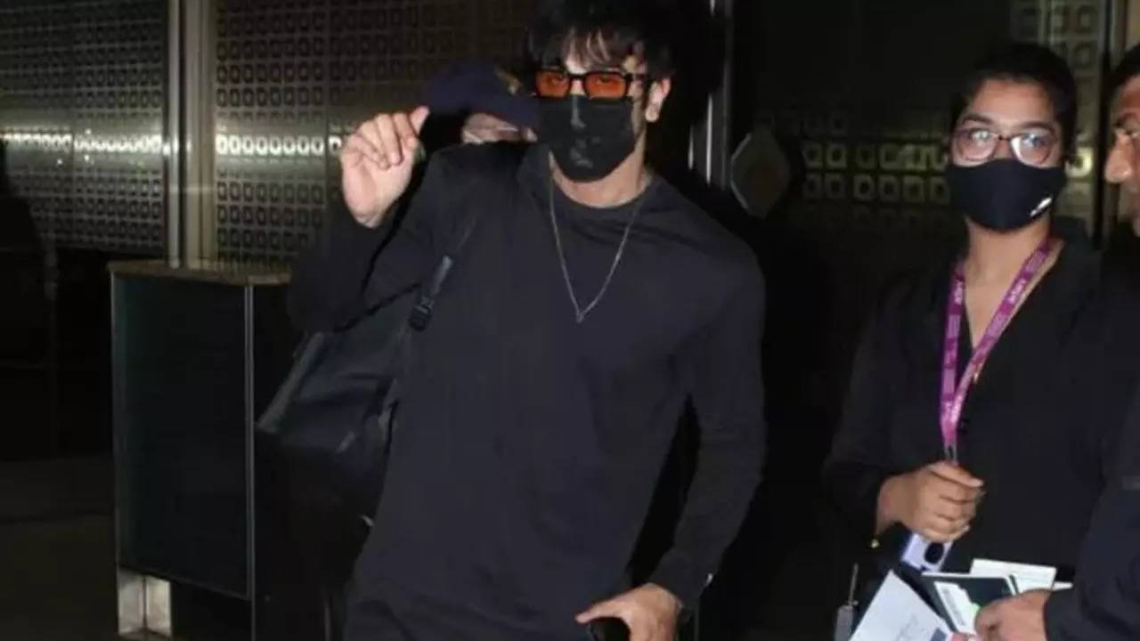 Ranbir Kapoor slays in all-black as he jets-off to an undisclosed location,  gets snapped at airport - see pics