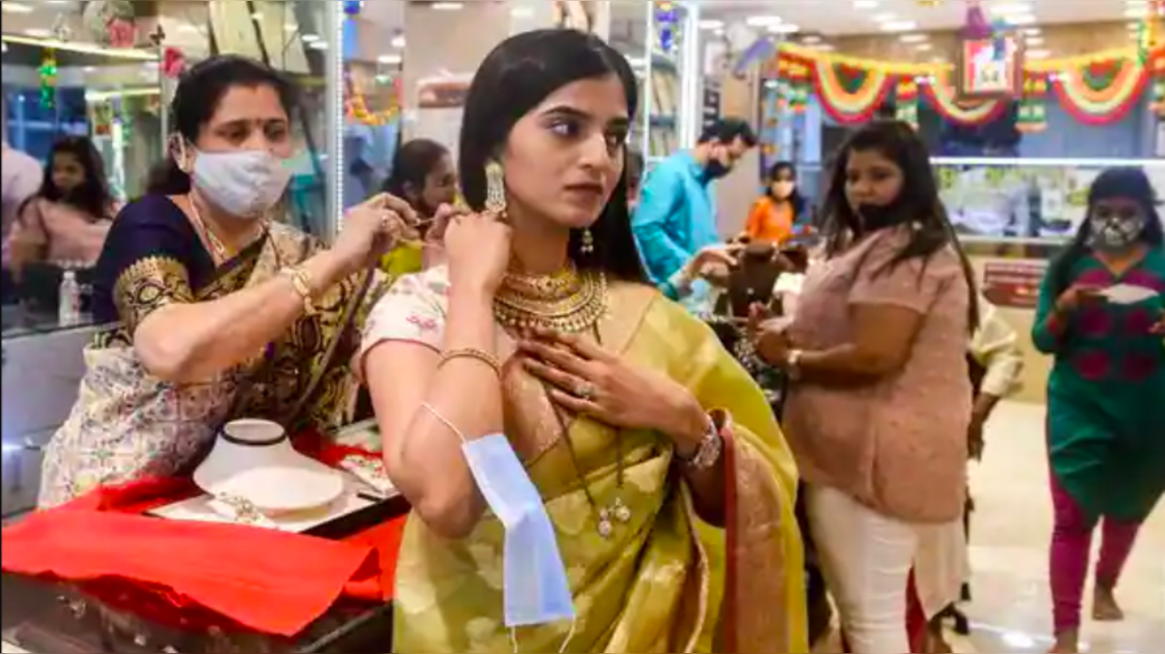 Jewellers offer discounts despite higher gold prices