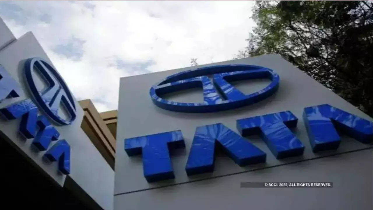 Tata Communications posts fastest quarterly revenue growth in 9 years share  price hit above 4 percent - Business News India टाटा के इस शेयर को खरीदने  की लूट, दिसंबर तिमाही में कंपनी