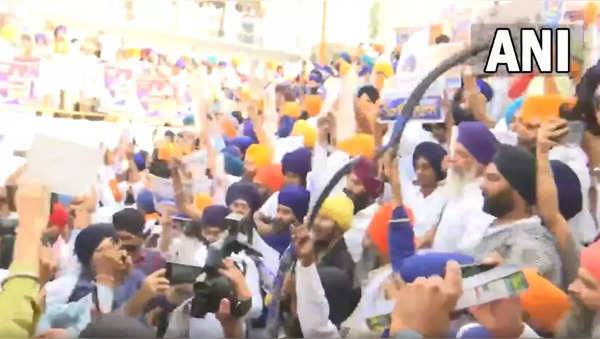 Operation Bluestar Anniversary People Raise Pro Khalistan Slogans Brandish Swords Posters Of 7593