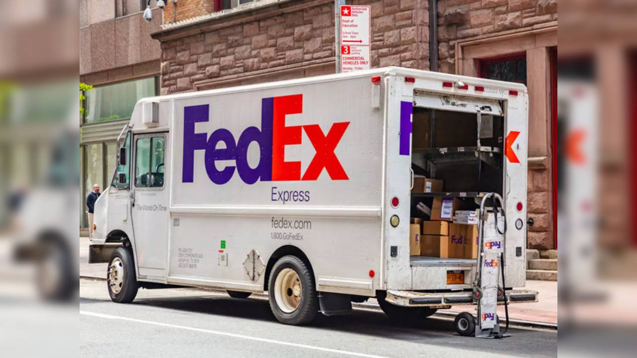 Woman performing oral sex on driver causes vehicle to crash into FedEx  truck, officials say